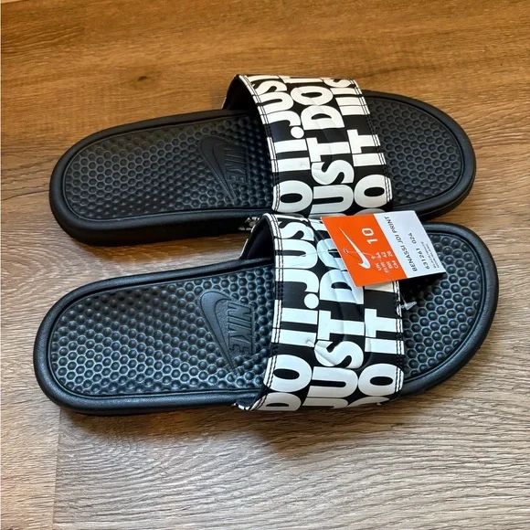 NWT Men’s  Black and White Nike Slides (10) - Picture 4 of 8